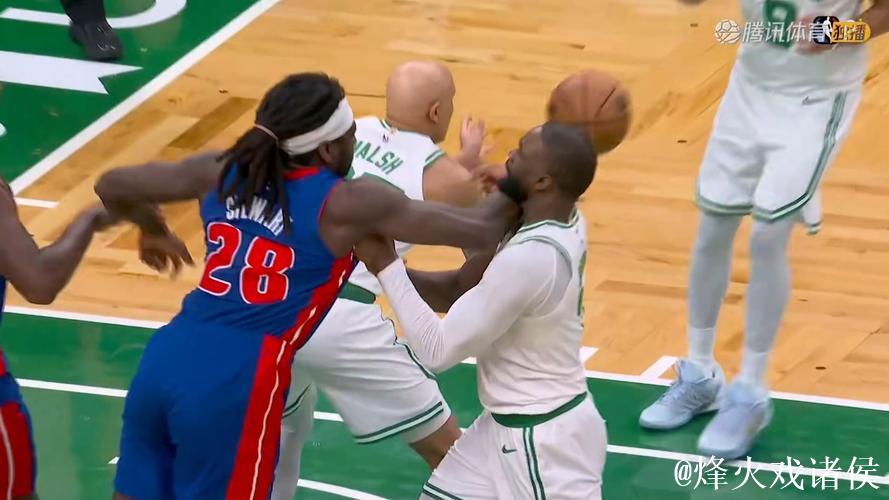 布朗与斯图尔特篮下卡位冲突升级,双方领技犯 布朗与斯图尔特篮下卡位冲突升级,双方领技犯